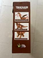 Dinosaurus na batérie kladúce vajcia