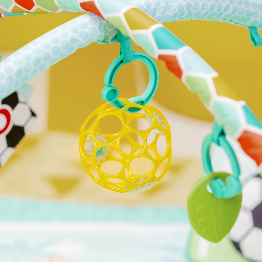 BRIGHT STARTS Deka na hranie s aktivitami Oball Grip &amp; Kick™ 0m+