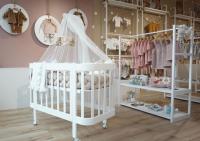 Detská antirefluxná rastúca postieľka Nika Duo – prírodné drevo s bielymi nožičkami