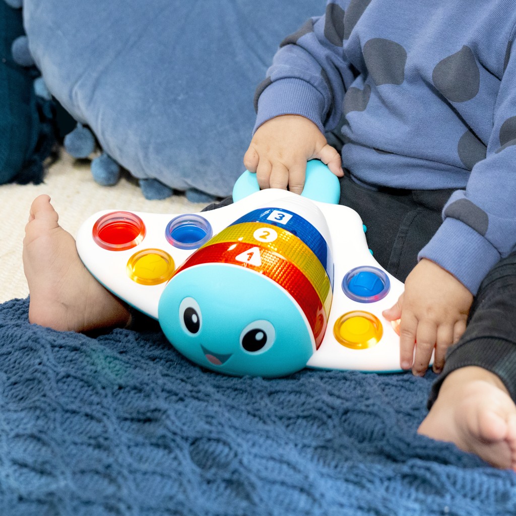 BABY EINSTEIN Hračka senzorická raja Pop &amp; Explore Stingray™ 6m+
