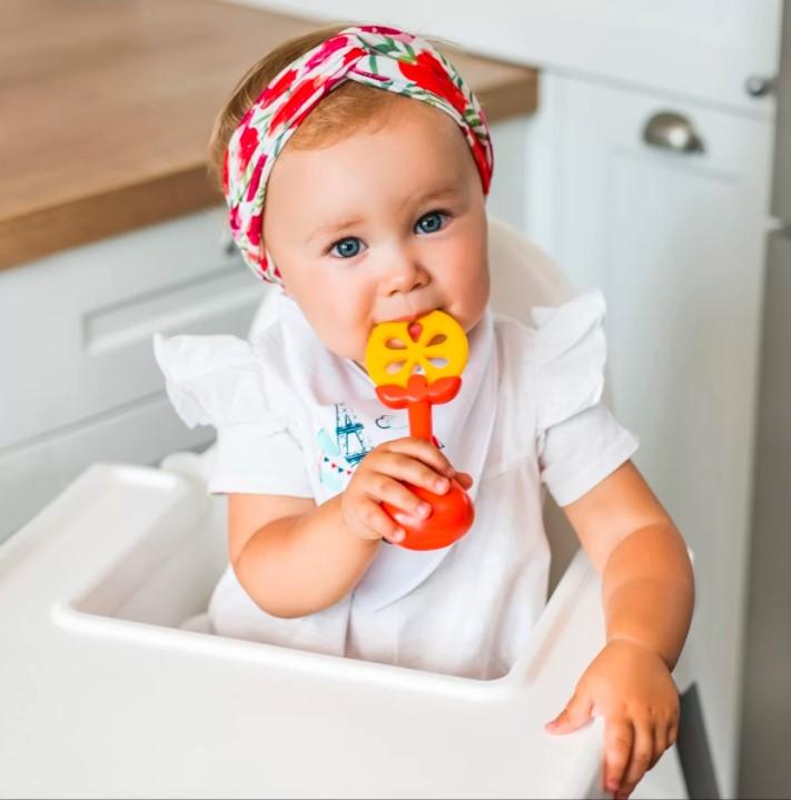 BABYONO Hryzačka edukačná s hrkálkou pomaranč