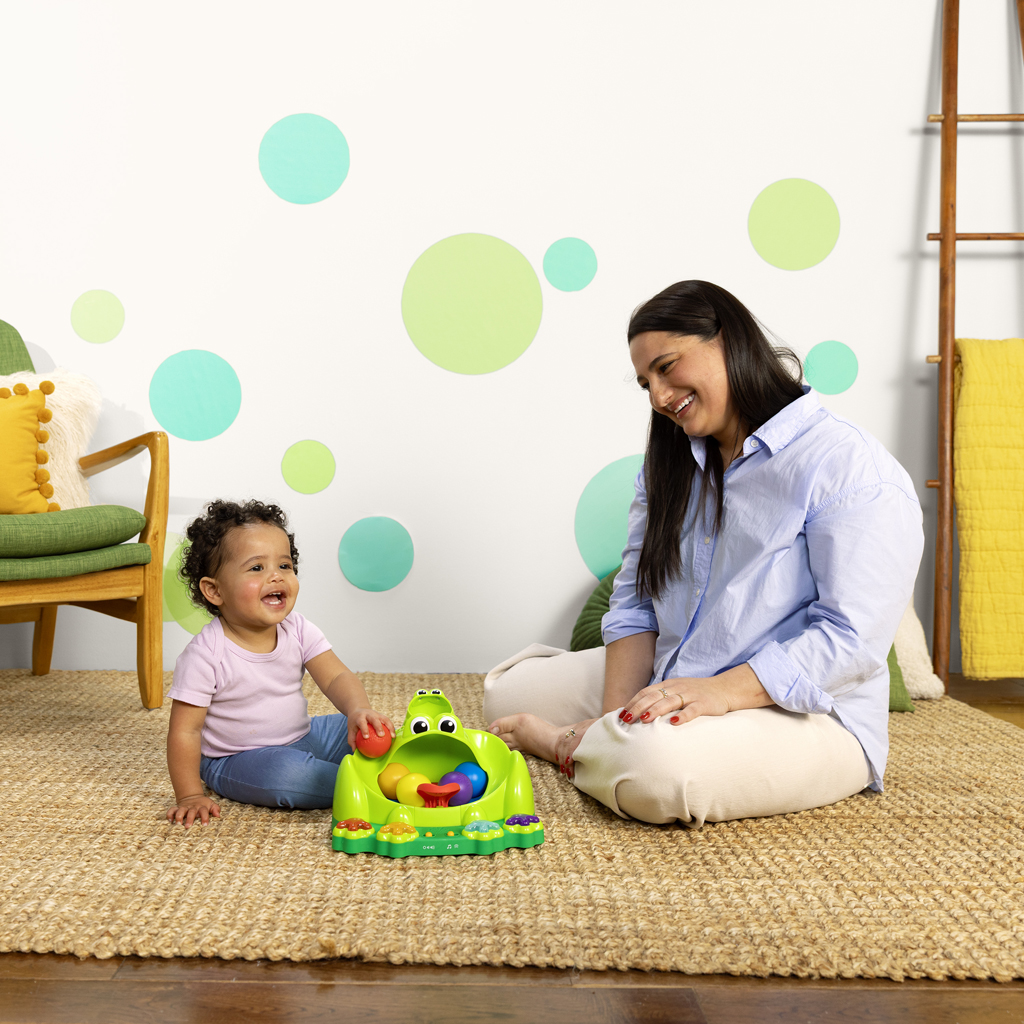 BRIGHT STARTS Hračka interaktívna Poppin' Ball Frog™  6m+