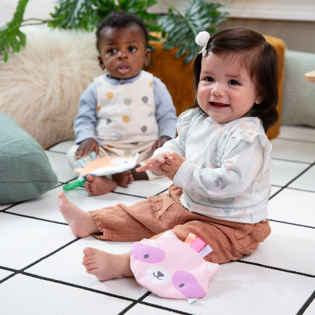 INGENUITY Hračka senzorická na C krúžku Crinklet™ mýval Deni 0m+