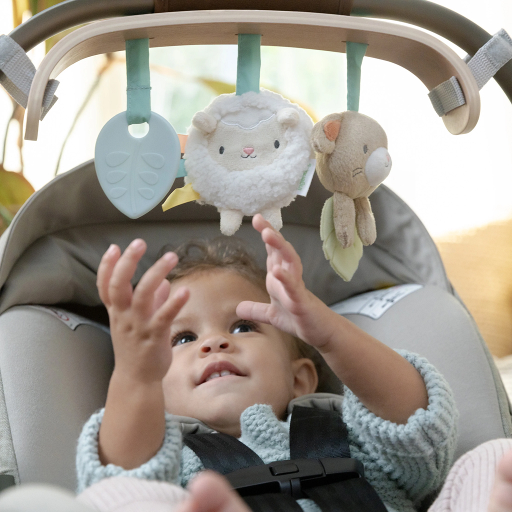 INGENUITY Hračka závesná na kočík Wonder &amp; Wood™ 0m+