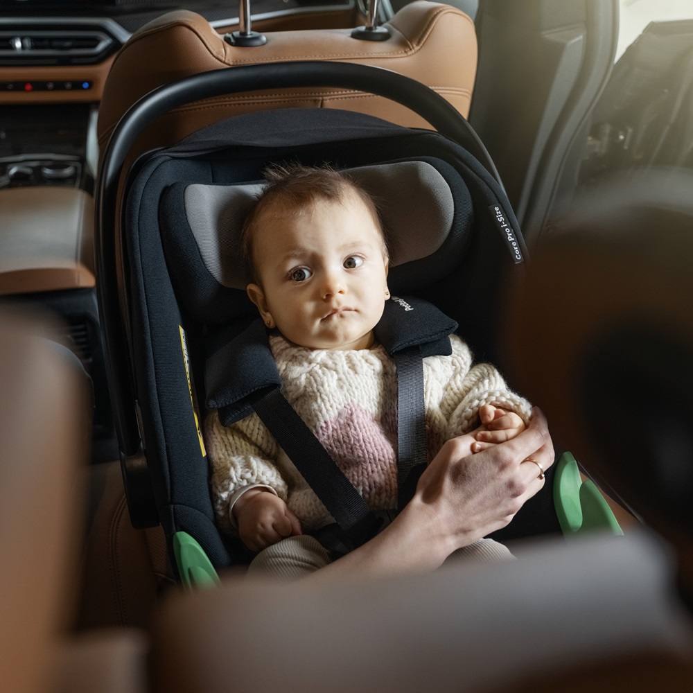 PETITE&amp;MARS Autosedačka Core Pro i-Size Black Grey 40,87cm (0-13 kg) + Báza