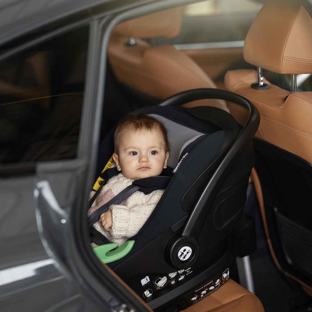 PETITE&amp;MARS Autosedačka Core Pro i-Size Black Grey 40,87cm (0-13 kg) + Báza