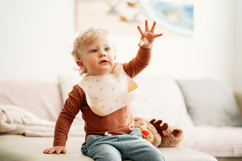 PETITE&amp;MARS Podbradník silikónový Sam Beige Dandelion