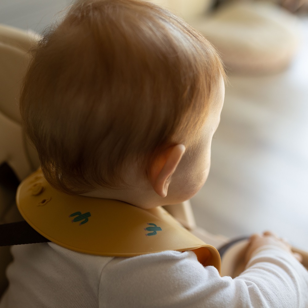 PETITE&amp;MARS Podbradník silikónový Take&amp;Match Ochre Cacti 6m+