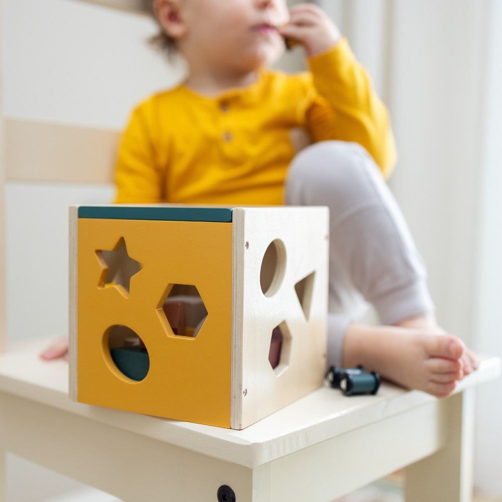 PETITE&amp;MARS Hračka drevená triediaca Gravity Wood of Mars 12m+ Cosmic Blue