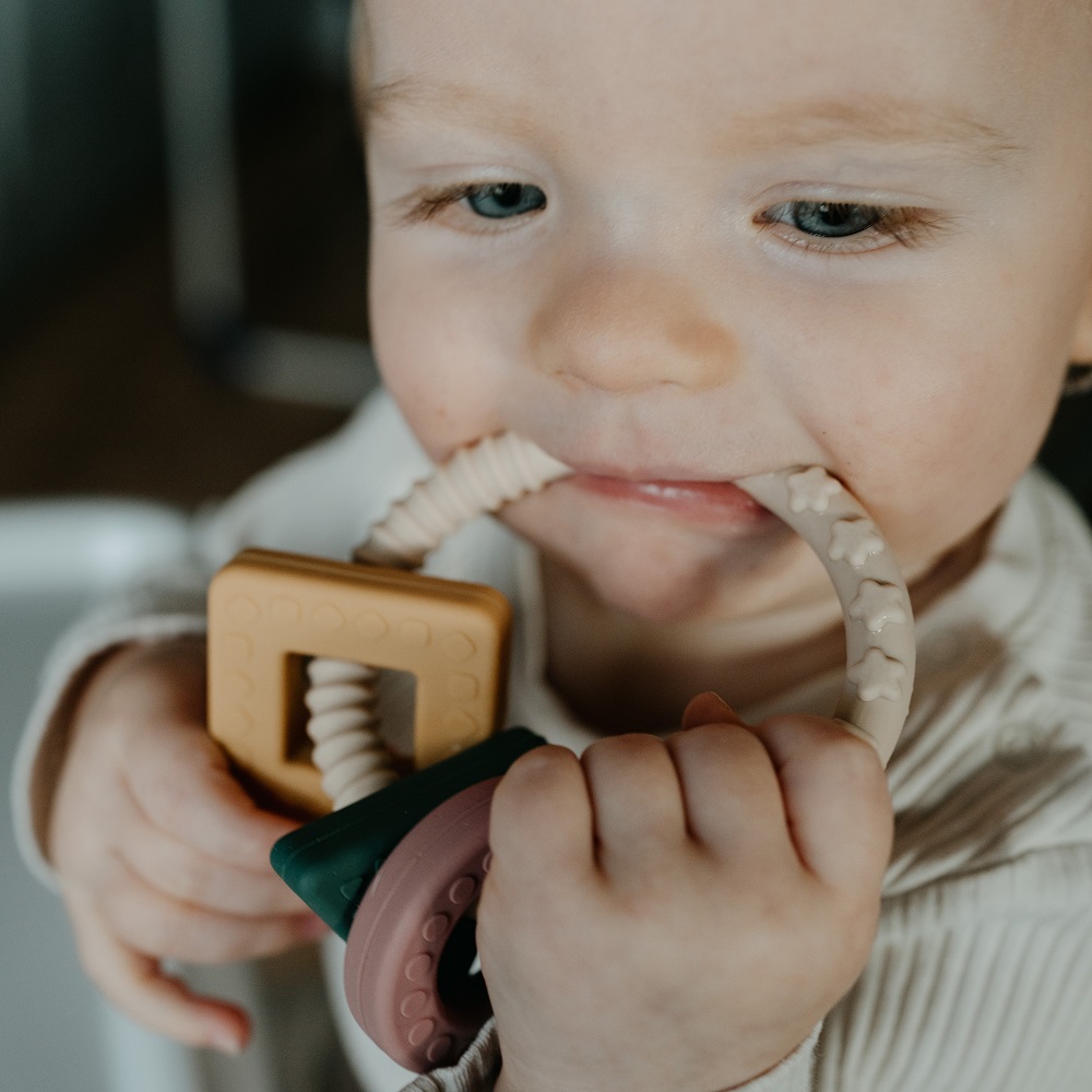 PETITE&amp;MARS Hryzačka silikónová Figures 0m+