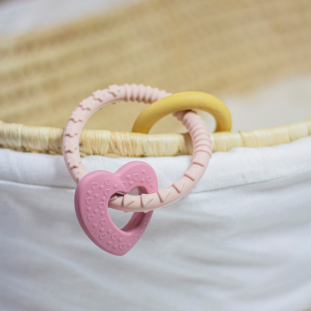 PETITE&amp;MARS Hryzačka silikónová Love 0m+