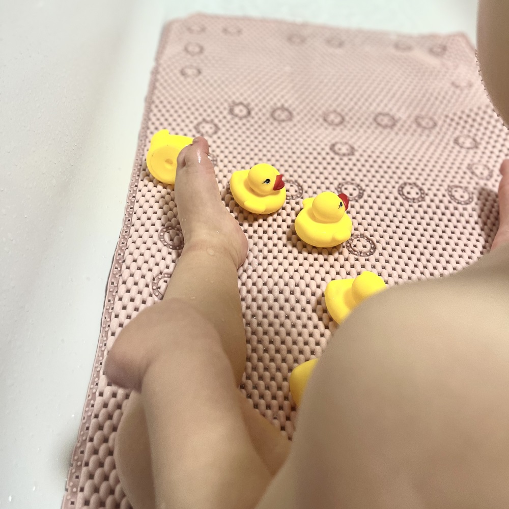 PETITE&amp;MARS Podložka do vane protišmyková - Harry extra dlhá Pink