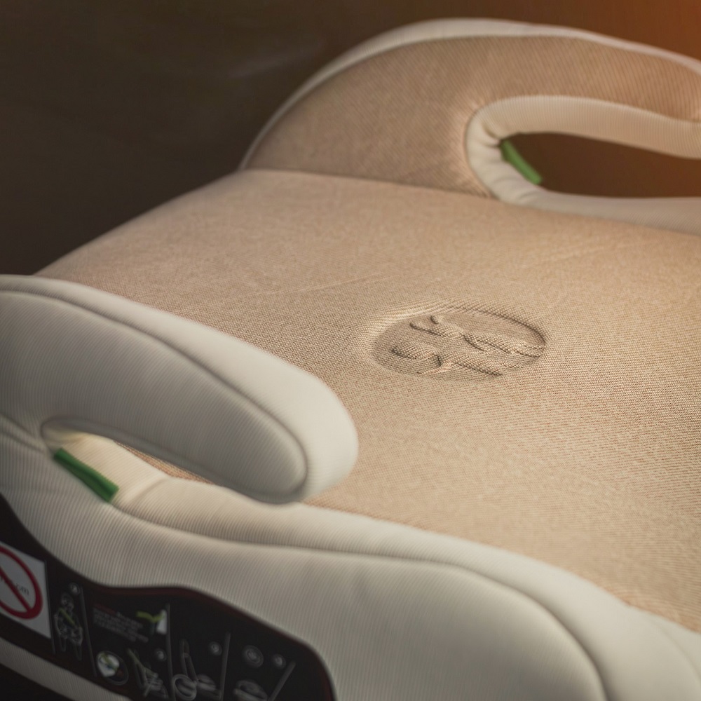 PETITE&amp;MARS Podsedák Optimus Pro i-Size Caramel Brown 125 - 150 cm (22-36 kg)