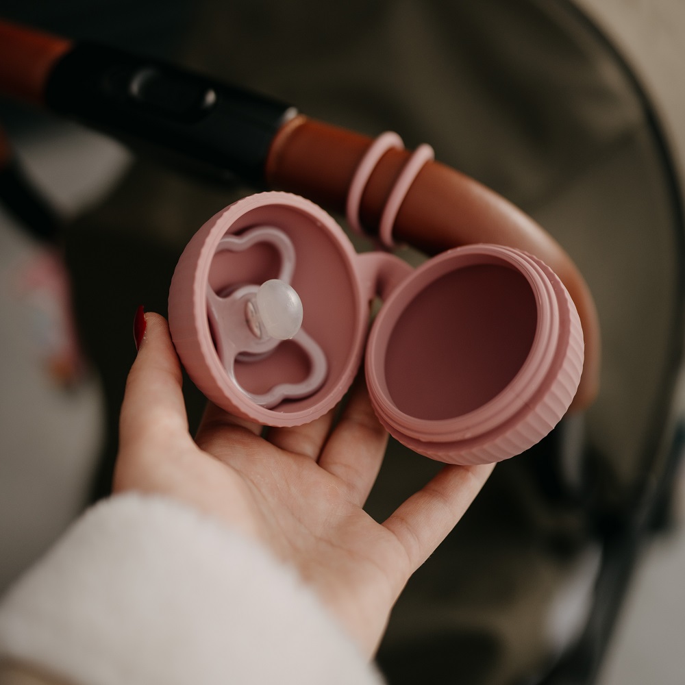PETITE&amp;MARS Puzdro silikónové na cumlík Intense Ochre 0m+