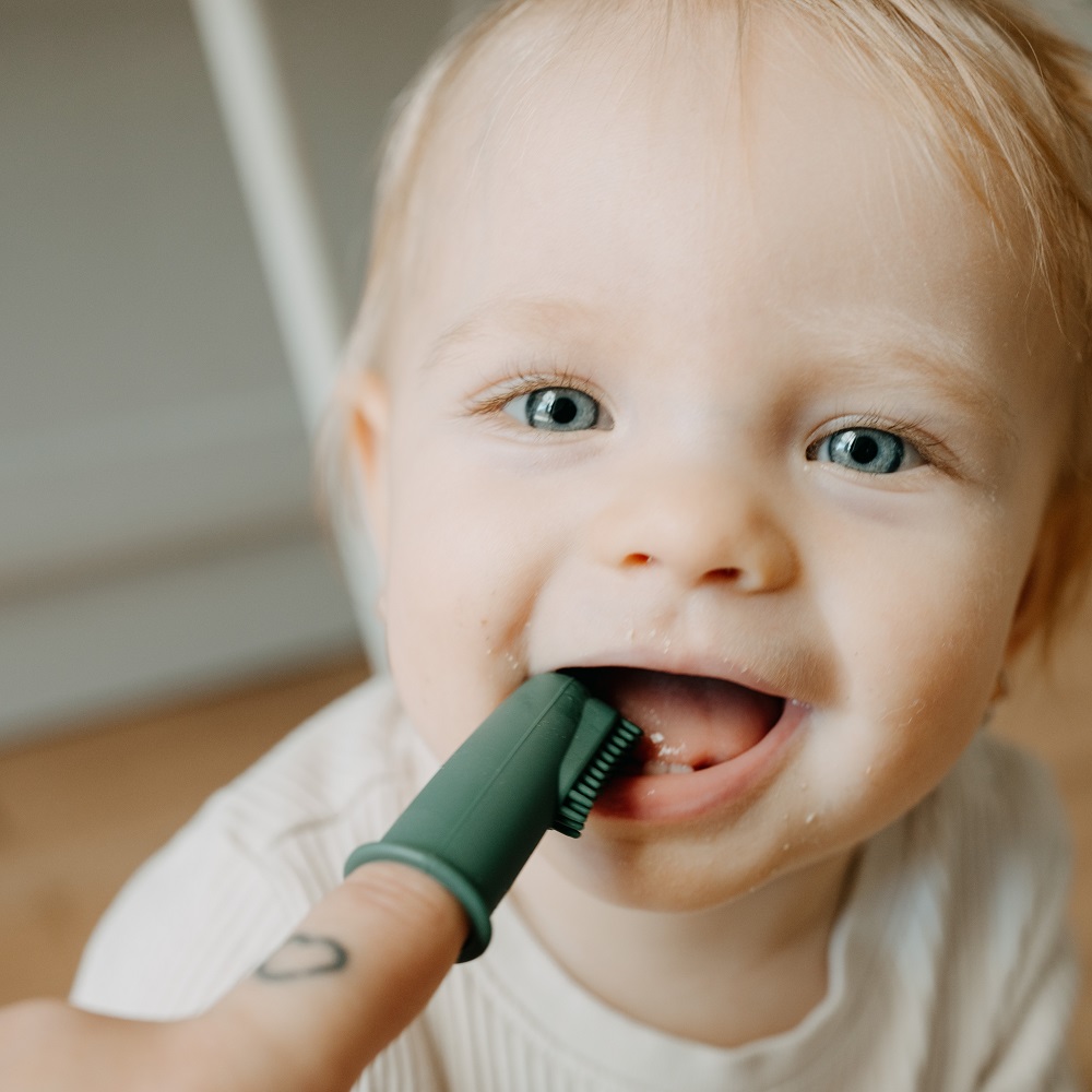 PETITE&amp;MARS Sada silikónových zubných kefiek na prst Rose&amp;Sand 2 ks 0m+