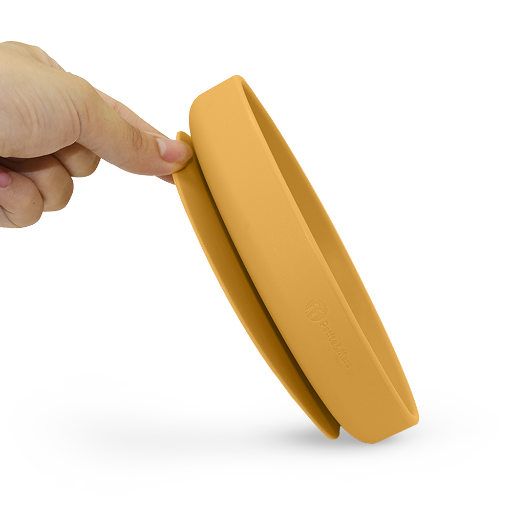 PETITE&amp;MARS Tanier silikónový s prísavkou TAKE&amp;MATCH Intense Ochre 6m+