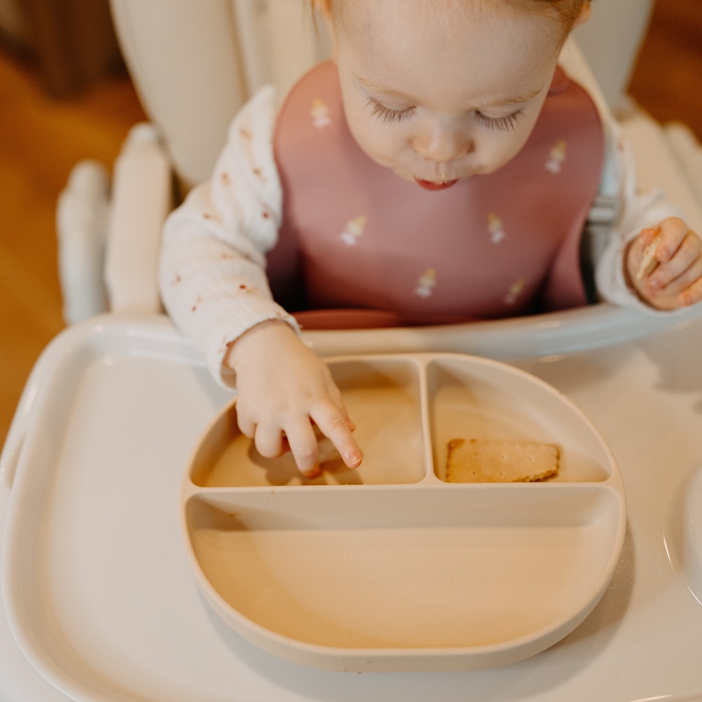 PETITE&amp;MARS Tanierik silikónový deliaci oválny Take&amp;Match Desert Sand 6m+