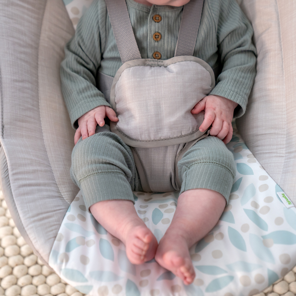 INGENUITY Hojdačka konvertibilná cestovná s melódiou Endless Blooms™ 0m+, do 9kg