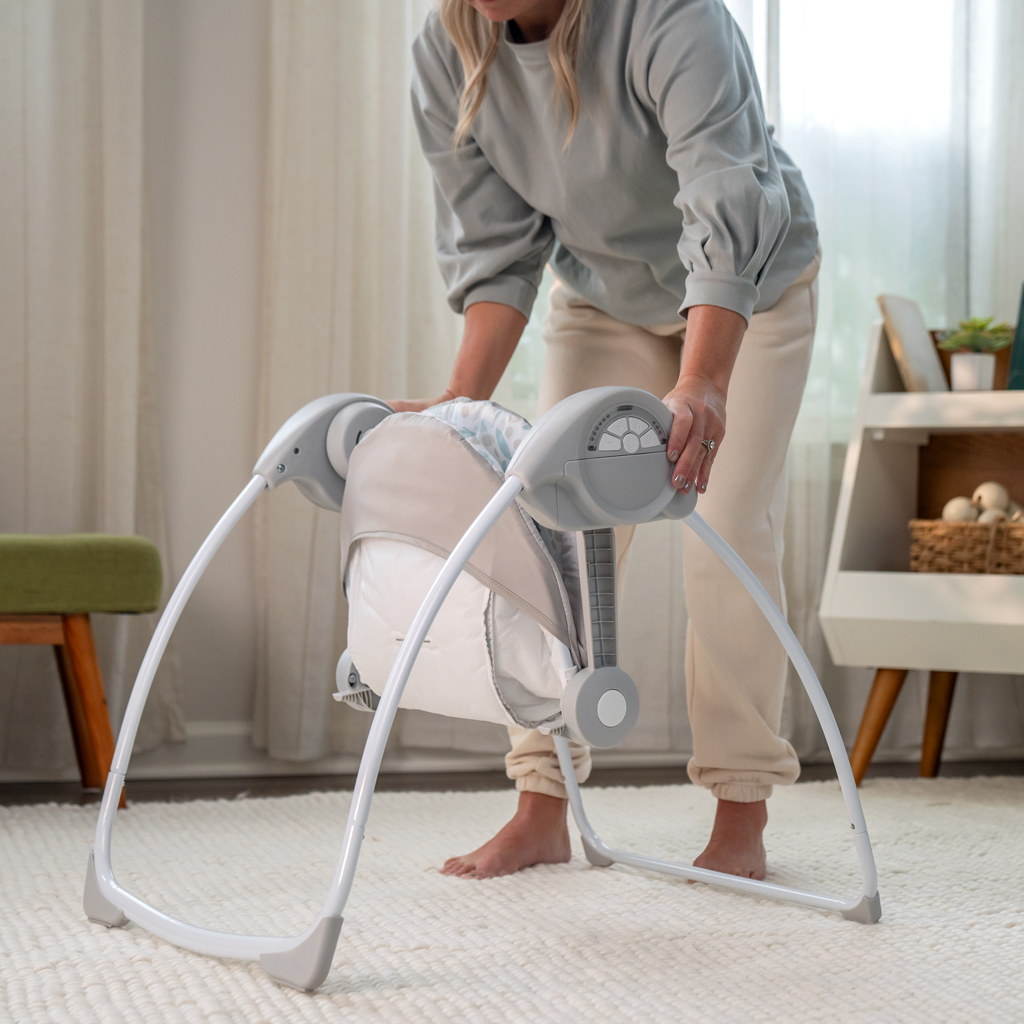 INGENUITY Hojdačka konvertibilná cestovná s melódiou Endless Blooms™ 0m+, do 9kg