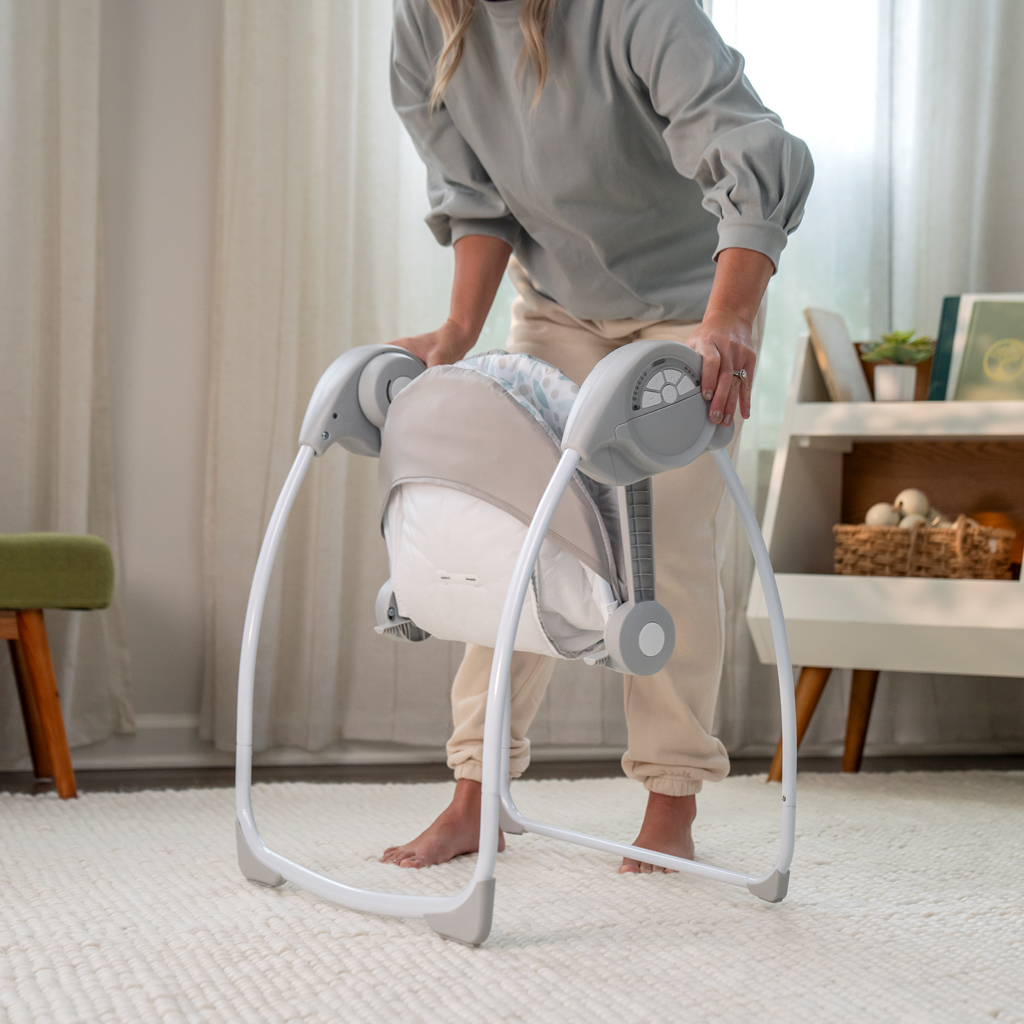 INGENUITY Hojdačka konvertibilná cestovná s melódiou Endless Blooms™ 0m+, do 9kg