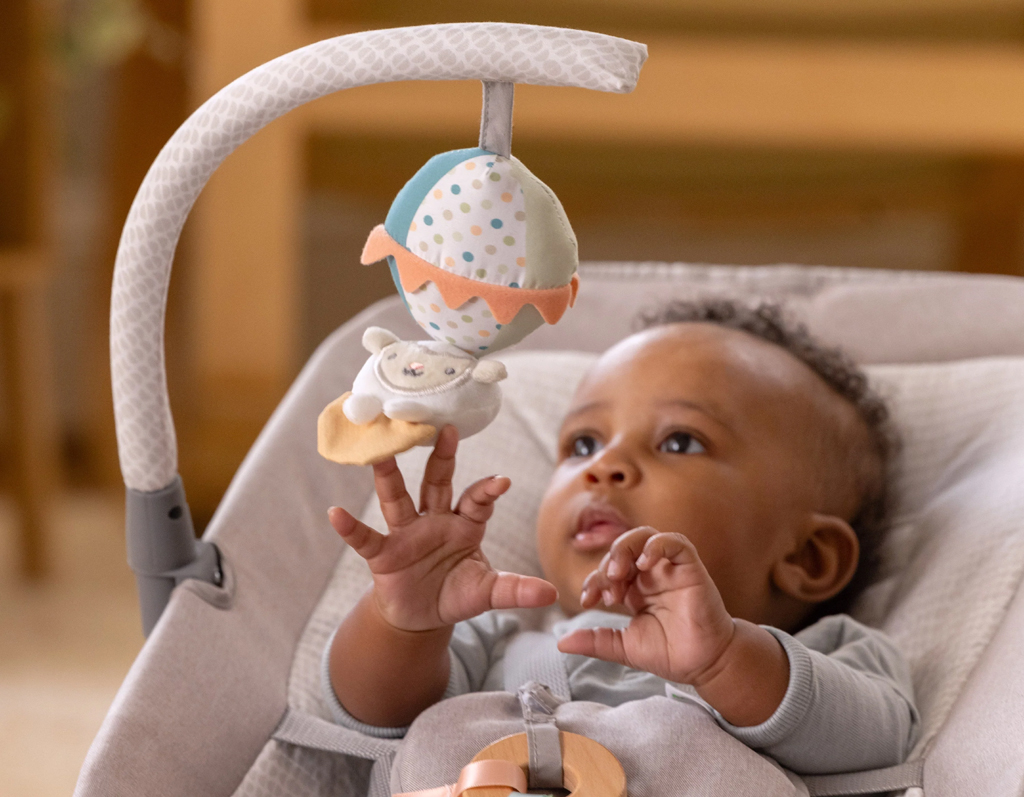 INGENUITY Lehátko masážne vibrujúce s melódiou Soulful Skies™ 0m+ do 9kg