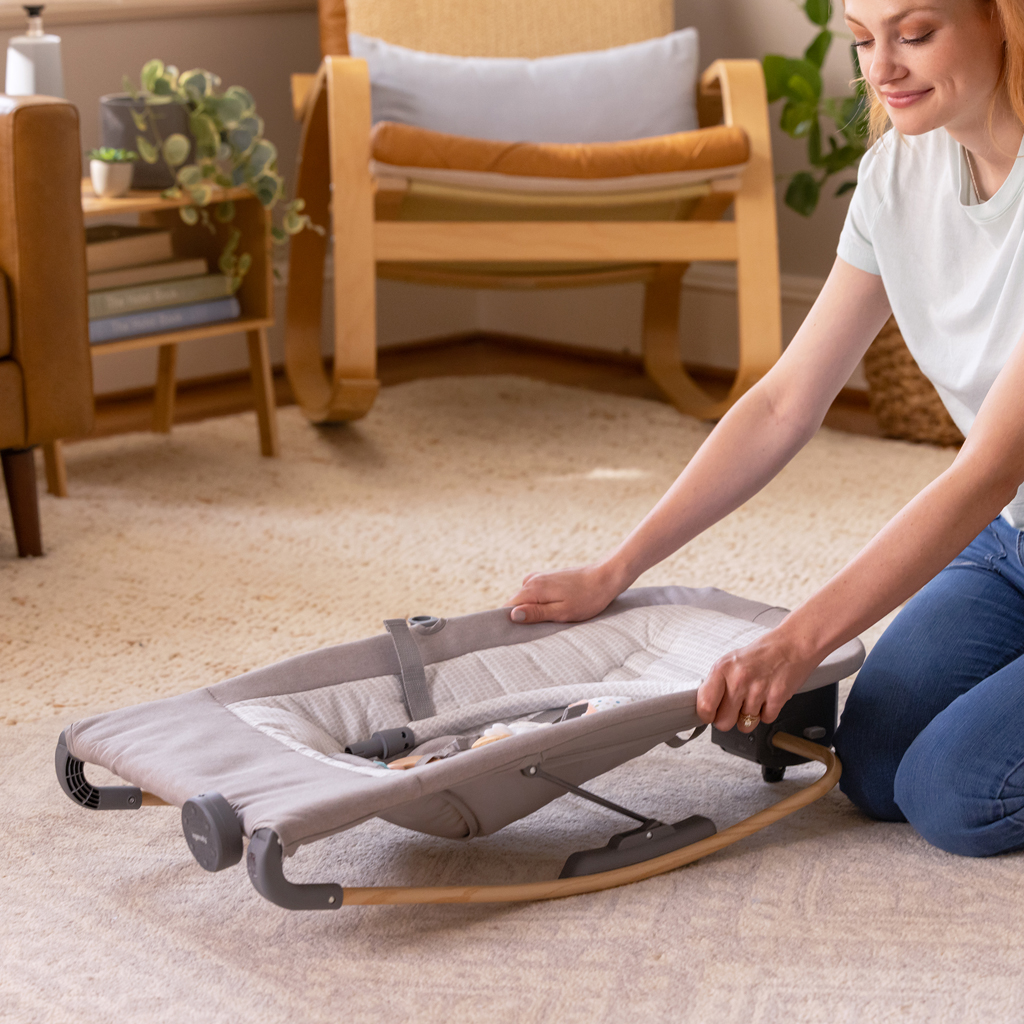 INGENUITY Lehátko masážne vibrujúce s melódiou Soulful Skies™ 0m+ do 9kg