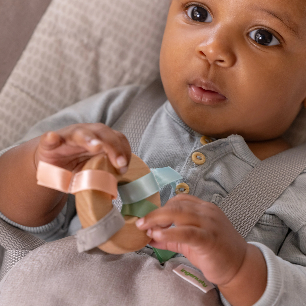 INGENUITY Lehátko masážne vibrujúce s melódiou Soulful Skies™ 0m+ do 9kg