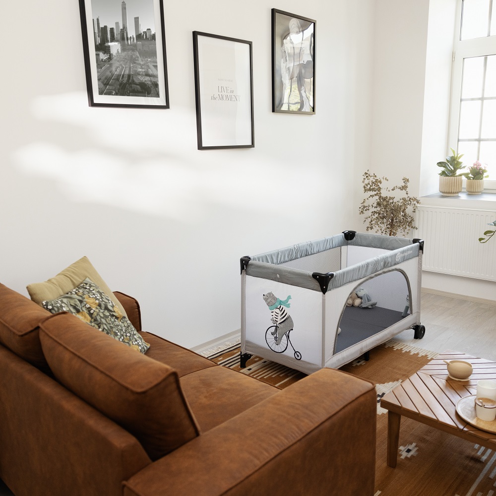 PETITE&amp;MARS Postieľka cestovná Nyja Teddy Friend Coal​