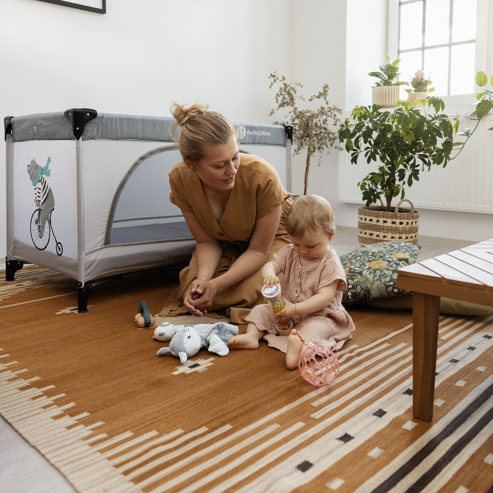 PETITE&amp;MARS Postieľka cestovná Nyja Teddy Friend Coal​