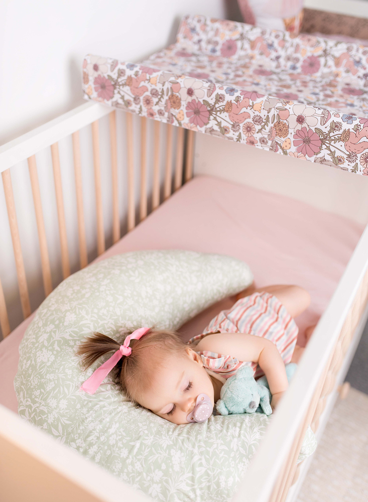 CEBA BABY Vankúš na dojčenie HUGGY (150x60x37) Basic Wildflowers