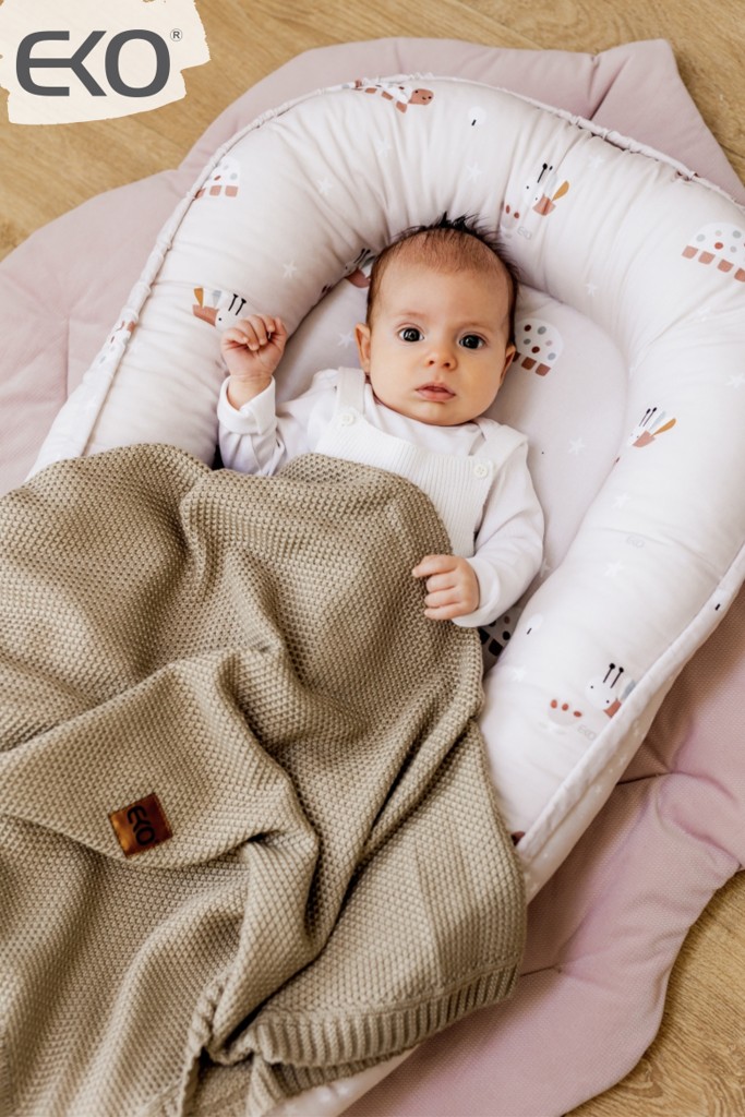 EKO Hniezdo pre bábätko obojstranné bavlnené Bees Stars Beige 90x60 cm