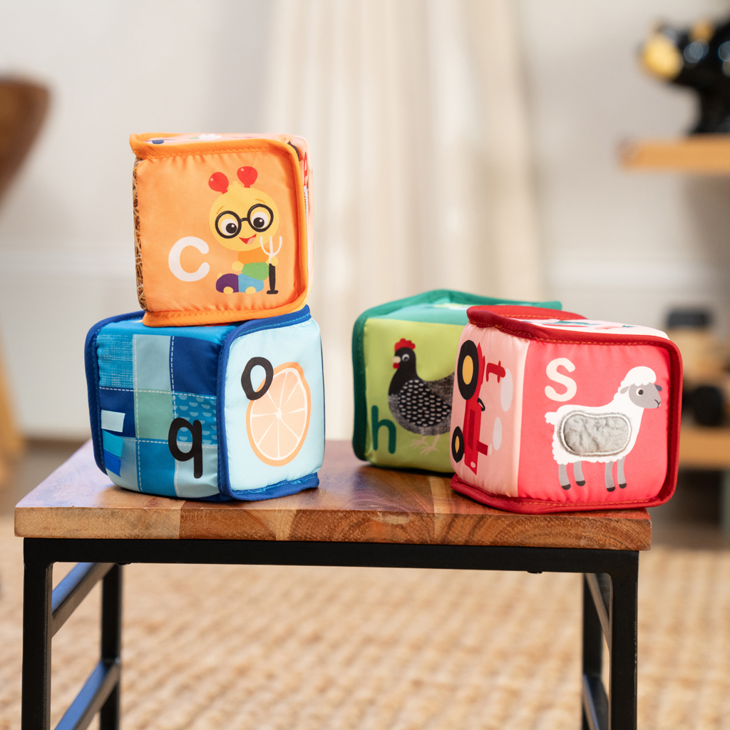 BABY EINSTEIN Hračka textilná kocky abeceda Alpha Stacks™ 4ks, 3m+