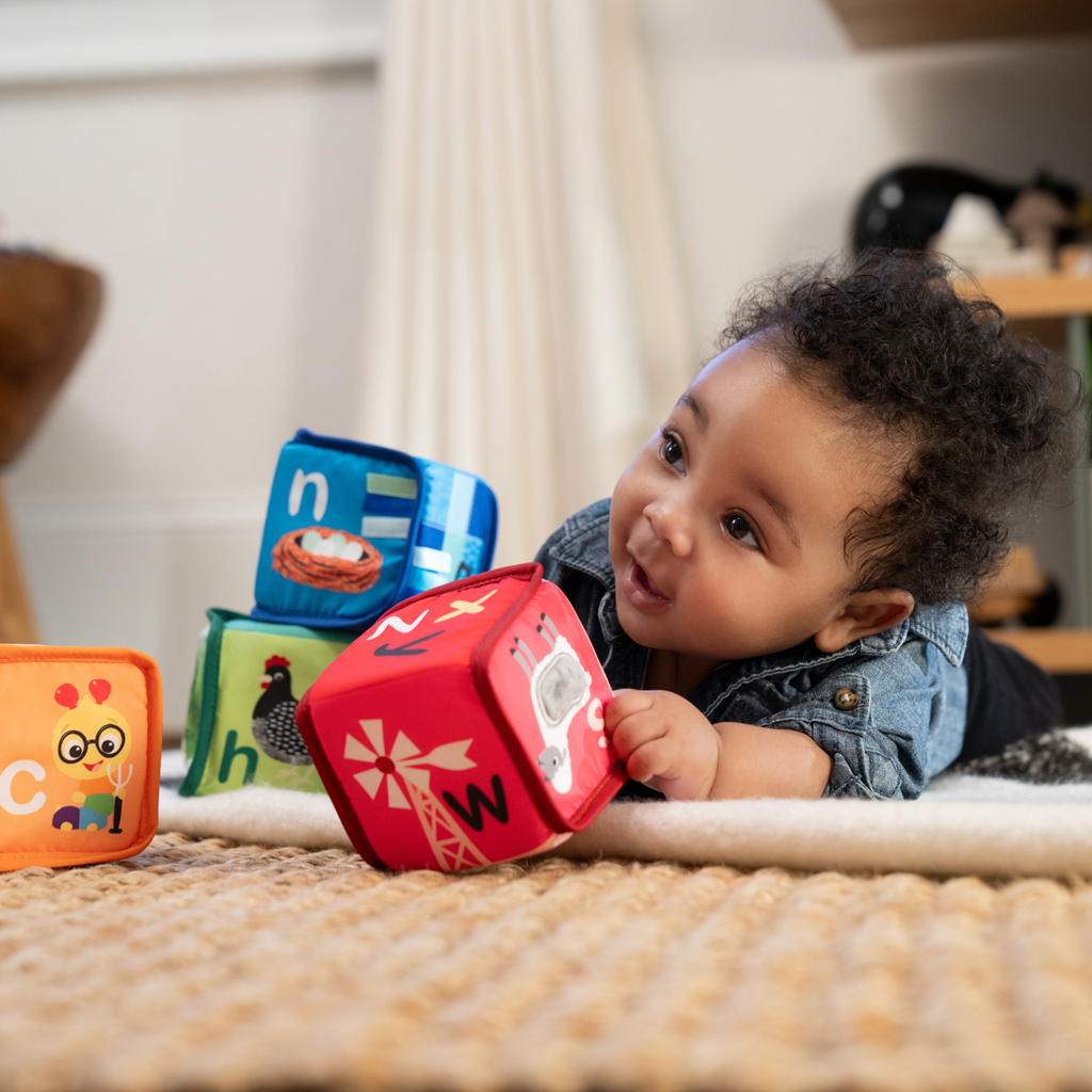 BABY EINSTEIN Hračka textilná kocky abeceda Alpha Stacks™ 4ks, 3m+
