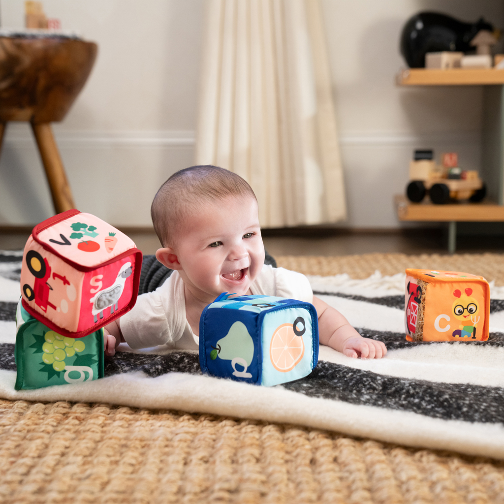 BABY EINSTEIN Hračka textilná kocky abeceda Alpha Stacks™ 4ks, 3m+
