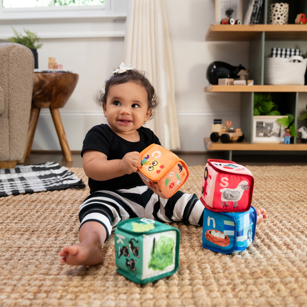 BABY EINSTEIN Hračka textilná kocky abeceda Alpha Stacks™ 4ks, 3m+