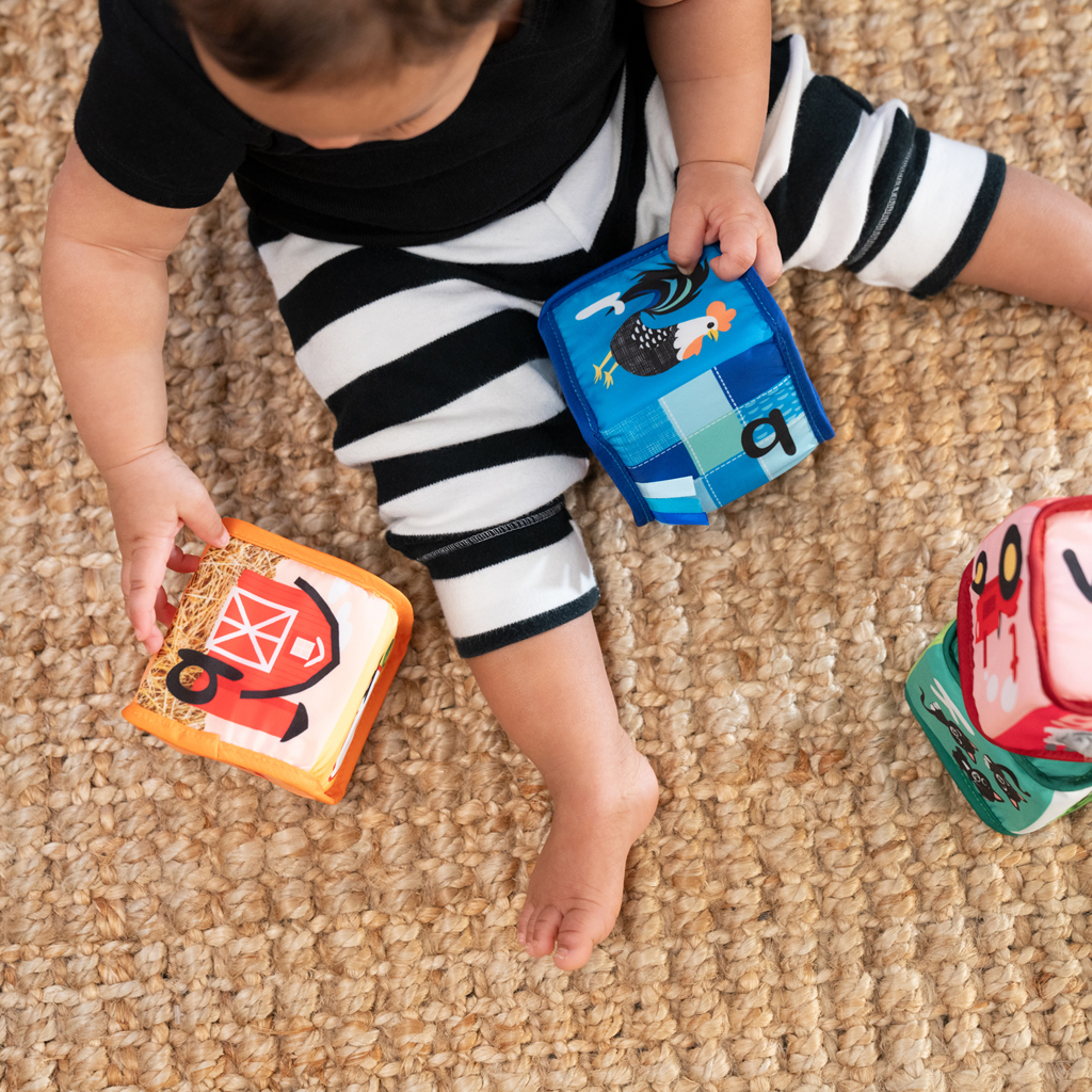 BABY EINSTEIN Hračka textilná kocky abeceda Alpha Stacks™ 4ks, 3m+