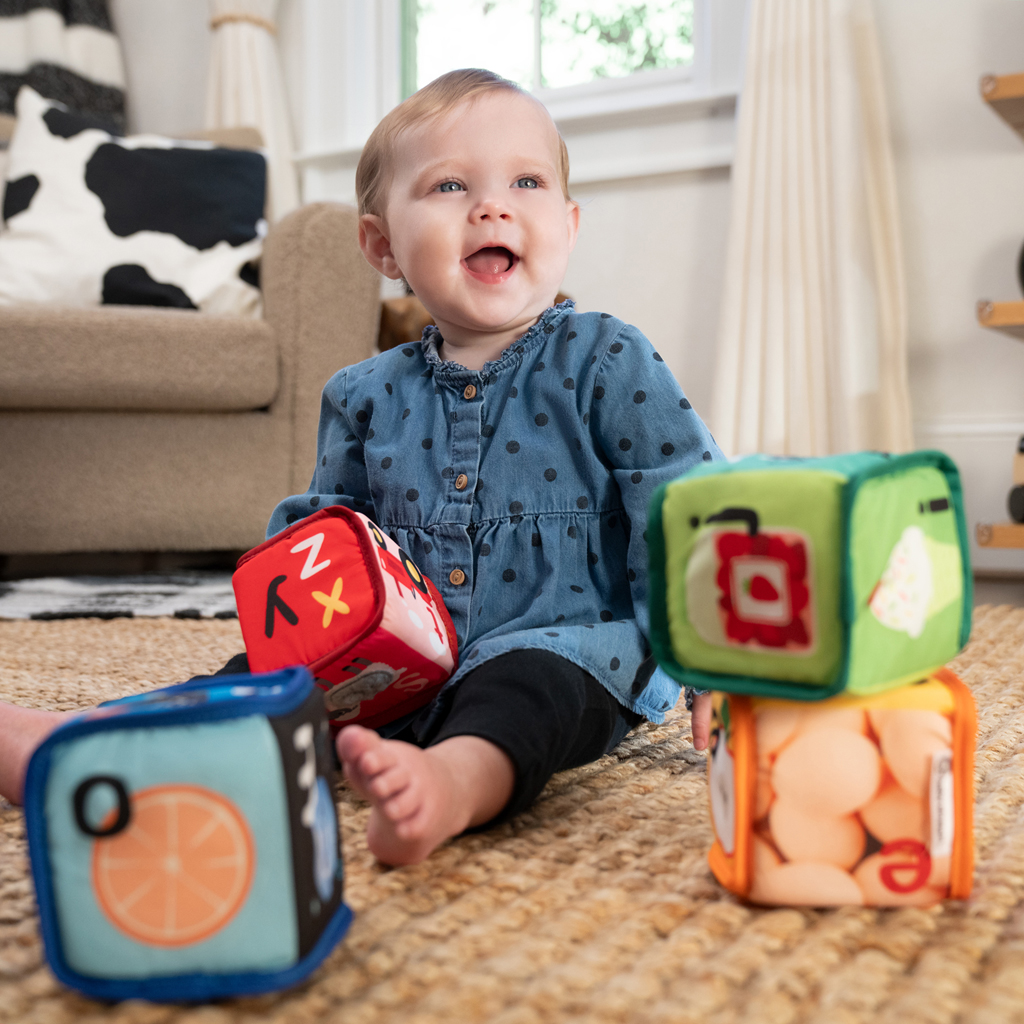 BABY EINSTEIN Hračka textilná kocky abeceda Alpha Stacks™ 4ks, 3m+