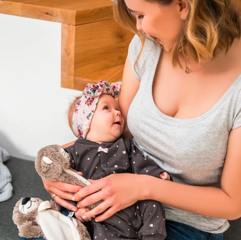 BABYONO Hračka pískacia s hryzačkou vydra Maggie 3m+