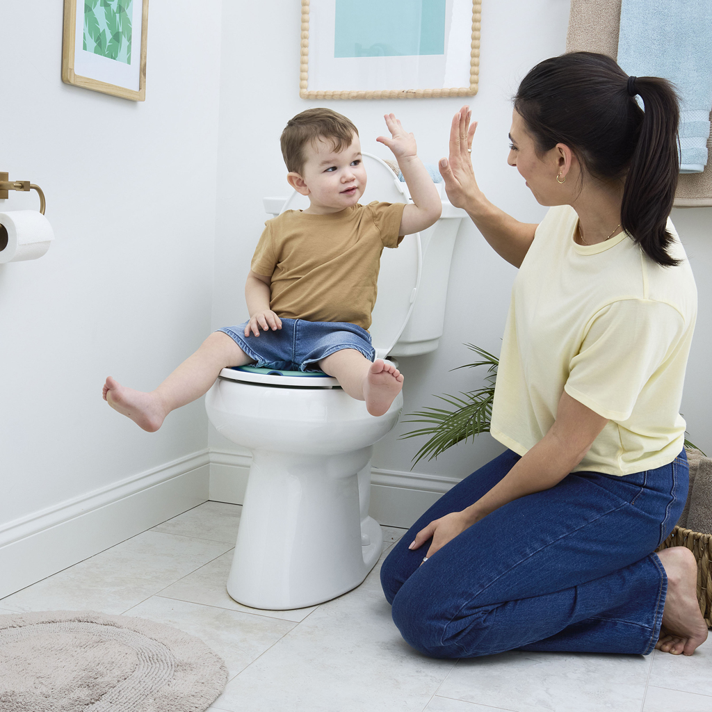 BRIGHT STARTS Redukcia na WC nalepovacia Flip &amp; Sit™ STITCH™ 18m+, do 23kg