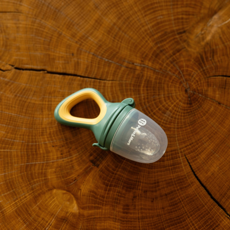 PETITE&amp;MARS Cumlík silikónový na kŕmenie Fruzi Green&amp;Ochre 6m+