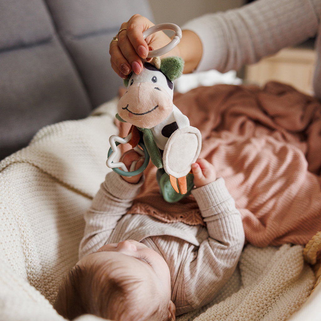 BABYONO Hračka závesná s hryzačkou Cow Bingo 0m+