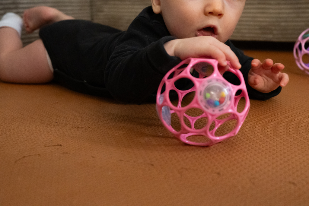 OBALL Hračka Oball RATTLE 10 cm dark pink 0m+