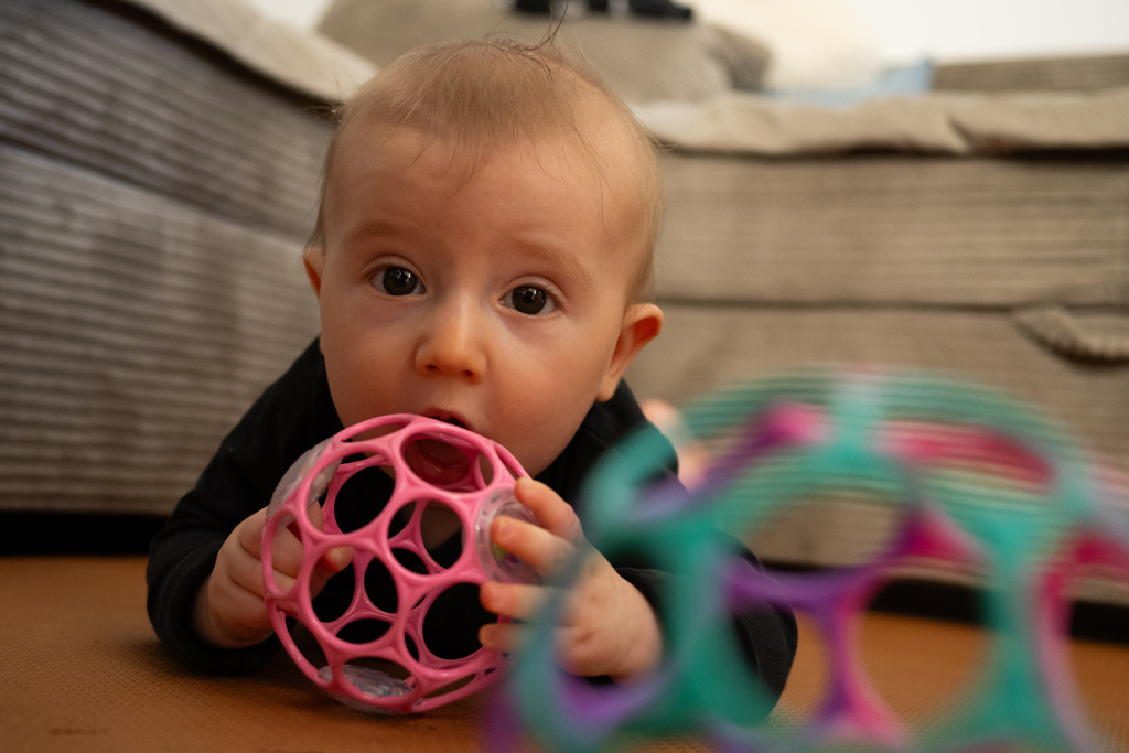 OBALL Hračka Oball RATTLE 10 cm dark pink 0m+