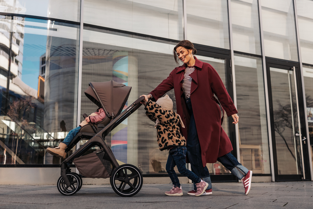 EASYWALKER Kočík kombinovaný Zoey Chestnut Brown + CBX By CYBEX Aton B2 i-Size + základňa
