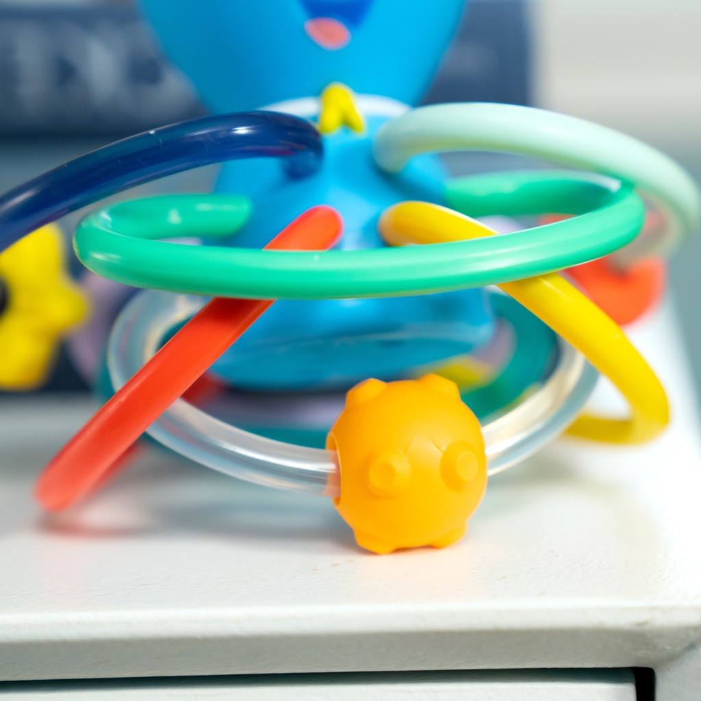 BABY EINSTEIN Hryzačka/hrkálka Opus’s Shake &amp; Soothe™ 0m+