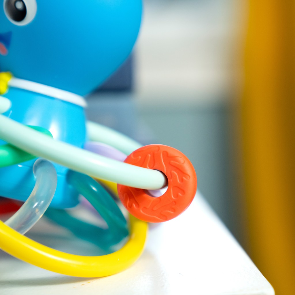 BABY EINSTEIN Hryzačka/hrkálka Opus’s Shake &amp; Soothe™ 0m+