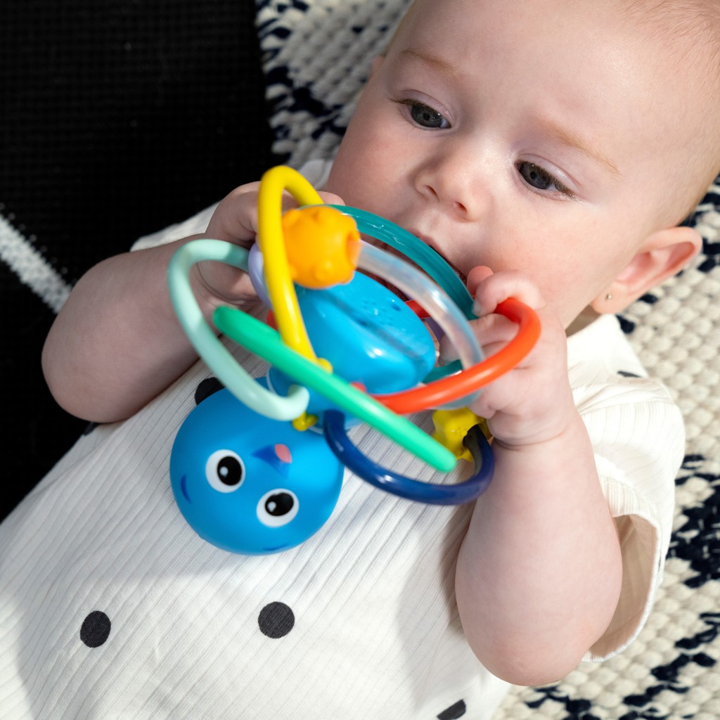 BABY EINSTEIN Hryzačka/hrkálka Opus’s Shake &amp; Soothe™ 0m+
