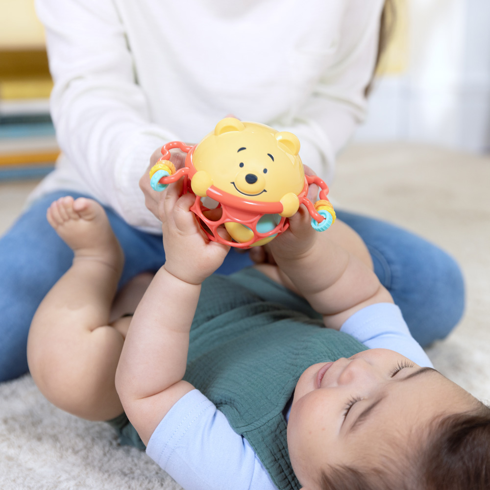 BRIGHT STARTS Hračka Oball hrkálka Winnie the Pooh Jingle &amp; Shake™ 0m+