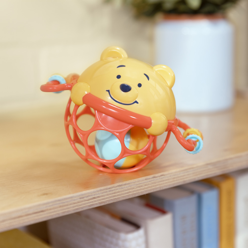 BRIGHT STARTS Hračka Oball hrkálka Winnie the Pooh Jingle &amp; Shake™ 0m+