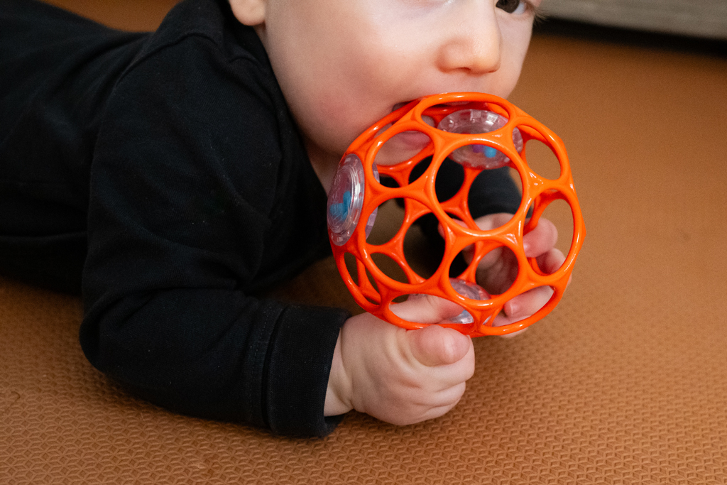 OBALL Hračka Oball RATTLE 10 cm 0m+ orange + 50 ml Aquaint